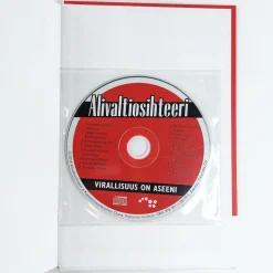 Alivaltiosihteeri: Virallisuus on aseeni + CD